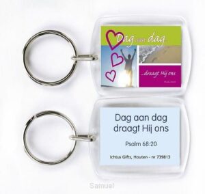 Sleutelhanger: Dag aan dag draagt Hij ons