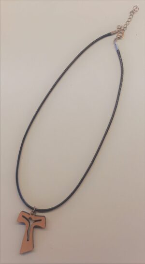 Houten kruisje aan koord