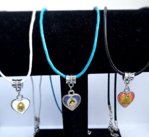 Maria bedel aan gekleurd koord