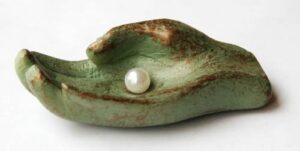 Parel in hand (beeldje)