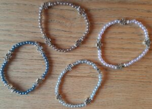 Armband met kruisjes