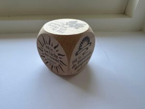 Gebedskubus (hout) met tekst